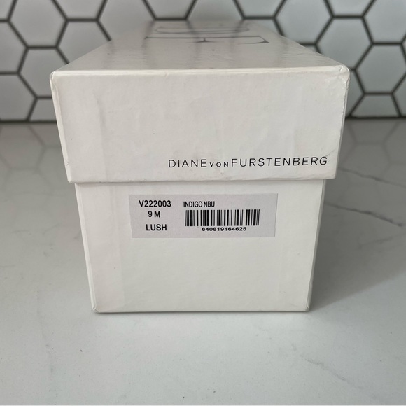 Authentic Diane von Furstenberg Lush Love Knot Flip-Flop Sandals - Picture 8 of 8